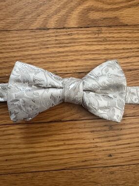 Source Unknown Silver Floral Jacquard Bow Tie